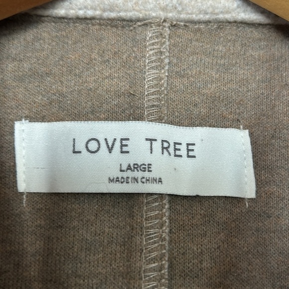 Love tree polyester vest. Women size large, in excellent pre-owned condition. - Picture 3 of 10